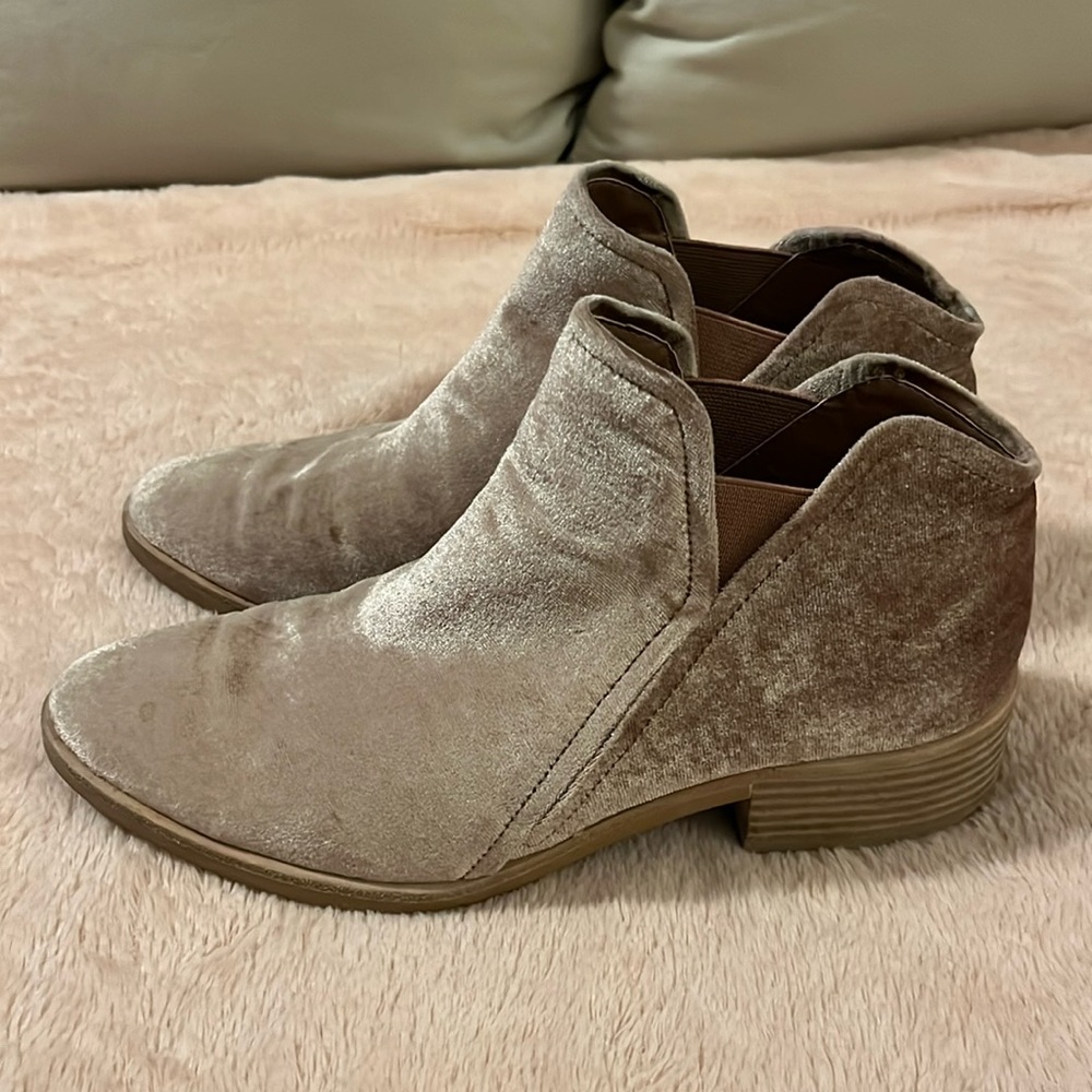 Dolce Vita Rose Colored Velvet Booties - 9 - Picture 4 of 6
